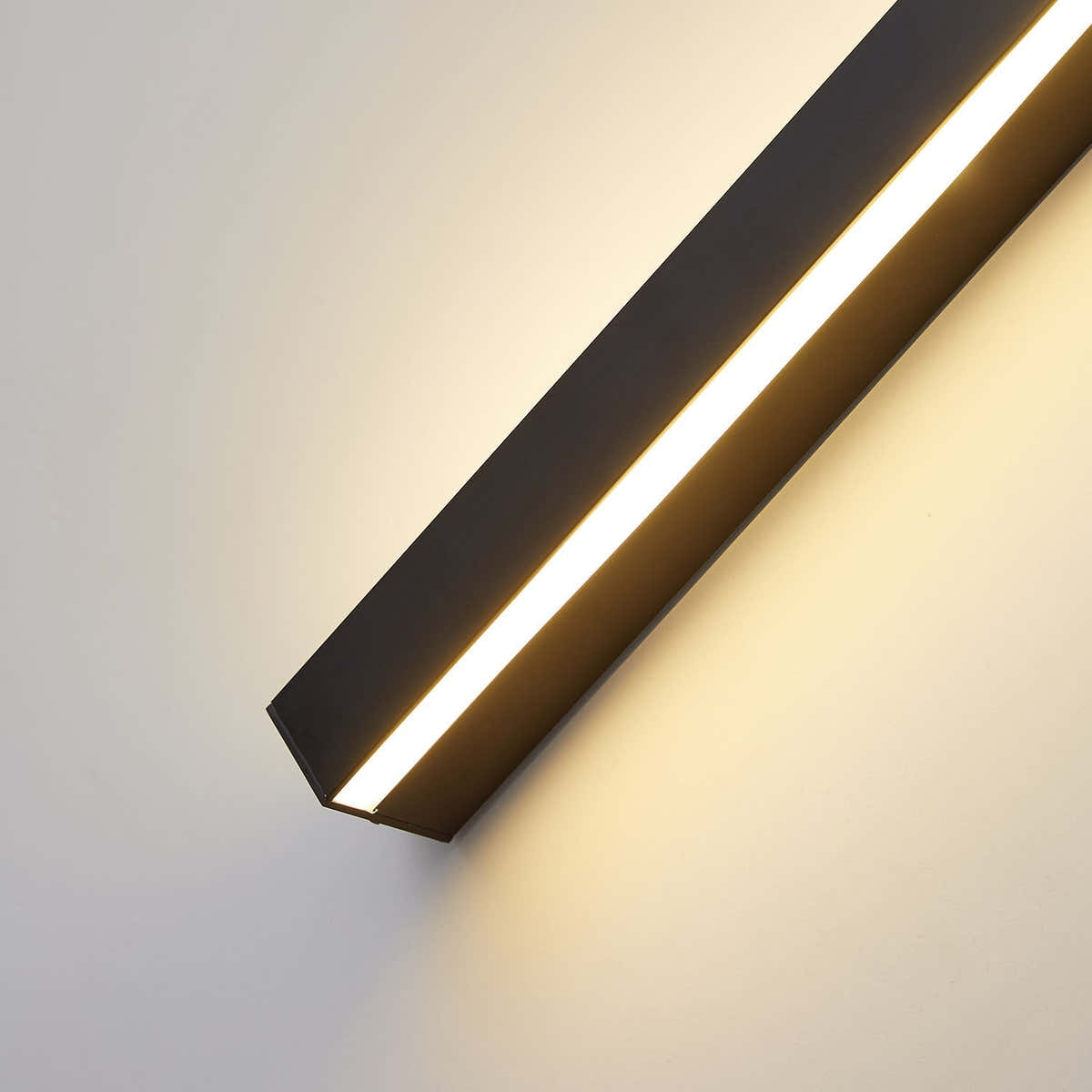 Tratto Wall Light