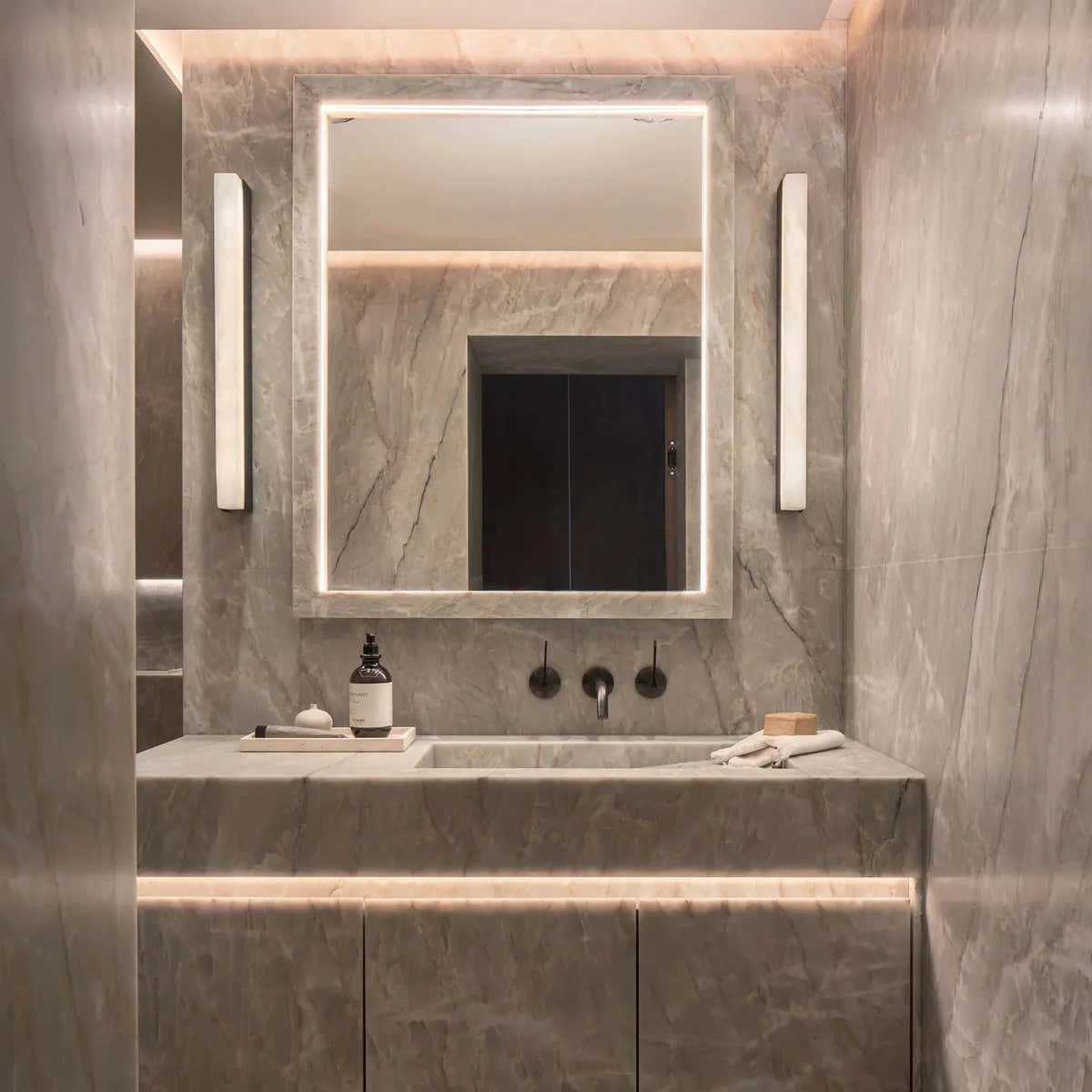 Artes Wall Alabaster Bathroom Light